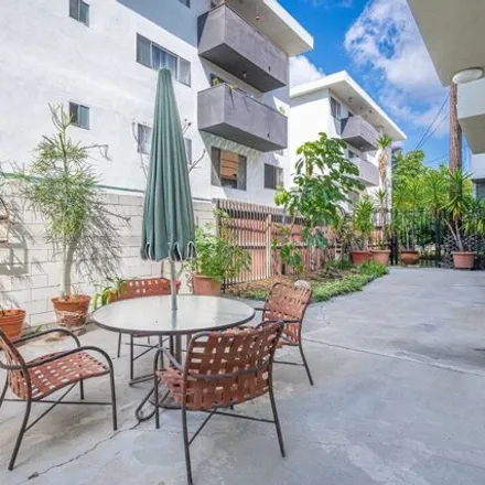 Image 3 - 687 Westmount Drive, West Hollywood, CA 90069, USA - Condo for sale