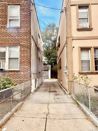 Image 2 - 2878 Randall Avenue, New York, NY 10465, USA - Townhouse for sale