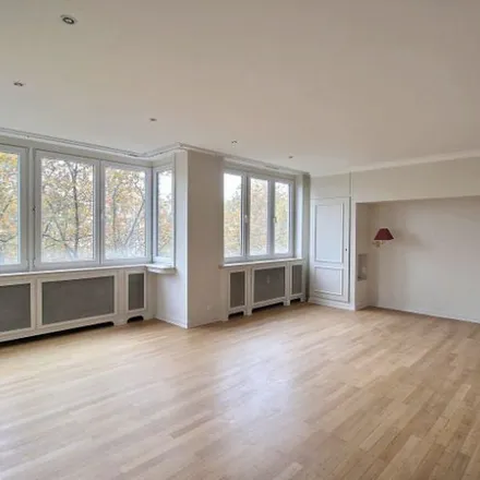 Rent this 5 bed apartment on Résidence Queen in Avenue Louise - Louizalaan 347, 1000 Brussels