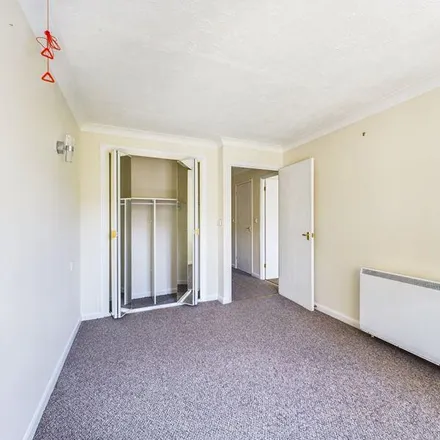 Image 3 - Hillcroft Court, Chaldon Road, Caterham on the Hill, CR3 5PE, United Kingdom - Apartment for rent