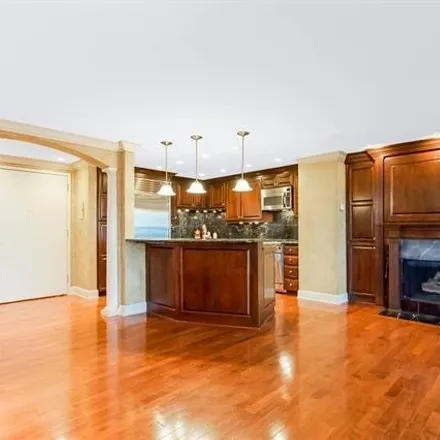 Image 3 - Regency Condominiums, 121 West 48th Street, Kansas City, MO 64112, USA - Condo for sale