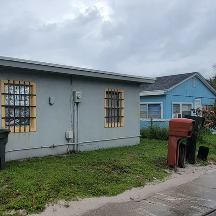 Buy this studio townhouse on 523 North 25th Street in Fort Pierce, FL 34947