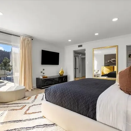 Image 3 - 1650 Clear View Drive, Beverly Hills, CA 90210, USA - Apartment for rent