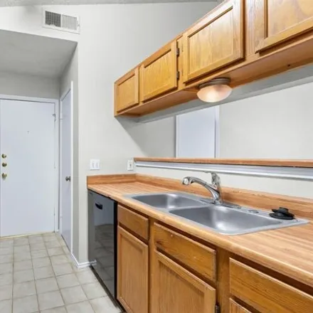 Image 8 - 6002 Parkwood Drive, Austin, TX 78749, USA - Apartment for rent