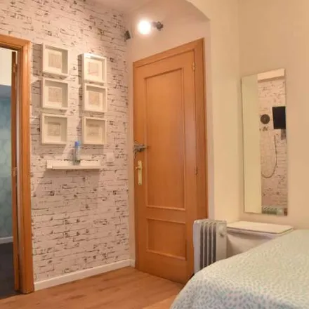 Rent this 1 bed apartment on Clínica Veterinaria Nido in Carrer de Llorenç Palmireno, 4