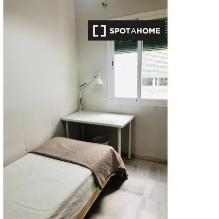 Rent this 5 bed room on Colegio Luisa De Marillac in Calle Socorro, 16