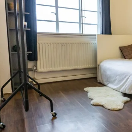 Rent this 3 bed room on 36-38 Gloucester Gardens in London, W2 6BP