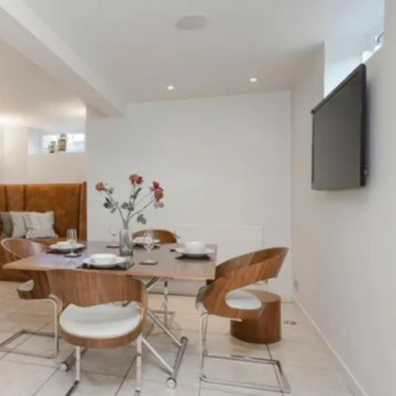 Image 7 - Cambisgate, London, SW19 5AL, United Kingdom - Townhouse for rent