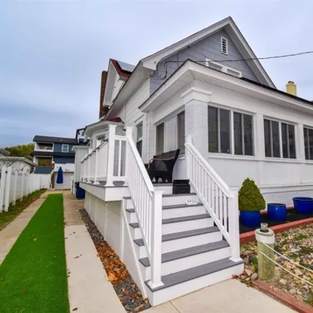 Rent this 5 bed house on 6207 Ventnor Avenue in Ventnor City, NJ 08406