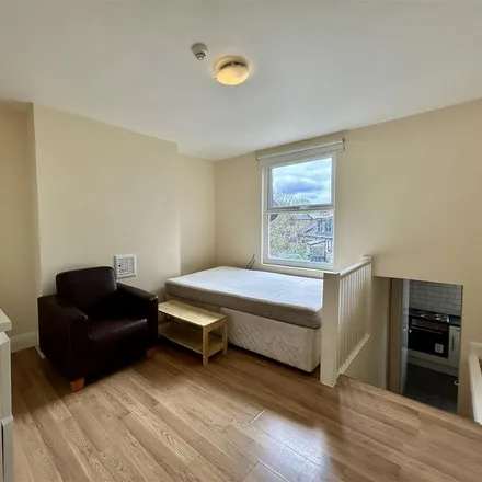 Image 2 - 21 Oxford Road, London, N4 4BX, United Kingdom - Apartment for rent