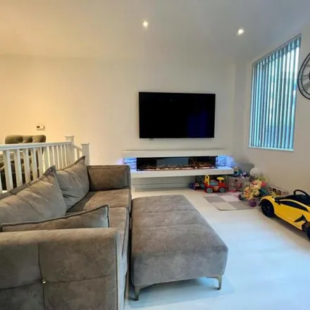 Rent this 4 bed townhouse on Skinner Apartments in 17 Frogley Park, London