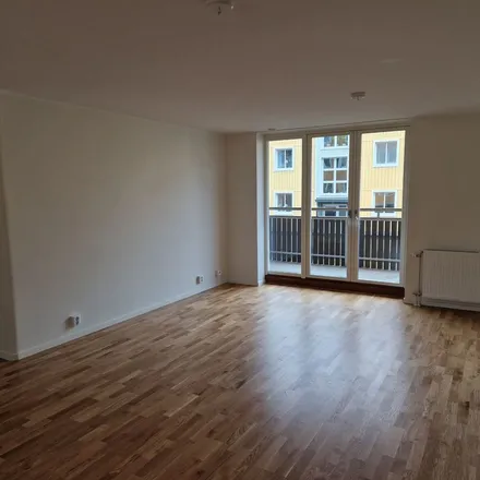 Rent this 3 bed apartment on Humlegårdsgatan in 731 30 Köping, Sweden