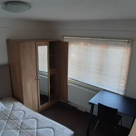 Rent this 2 bed room on Beaconsfield Walk in London, E6 5NG