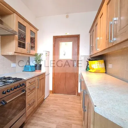 Image 4 - Yew Green Road, Huddersfield, HD4 5EN, United Kingdom - Townhouse for rent