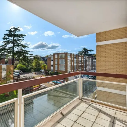 Image 9 - Thamespoint, Fairways, London, TW11 9PP, United Kingdom - Apartment for rent