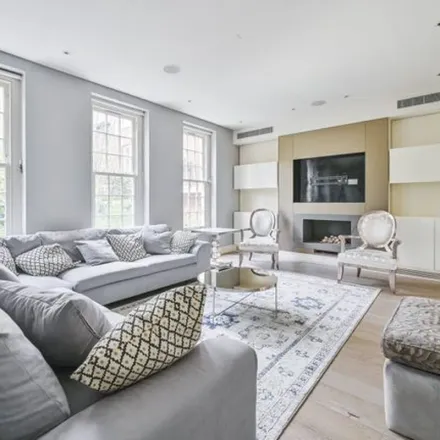 Rent this 4 bed apartment on 1-3 Shepherd's Place in London, W1K 6LN
