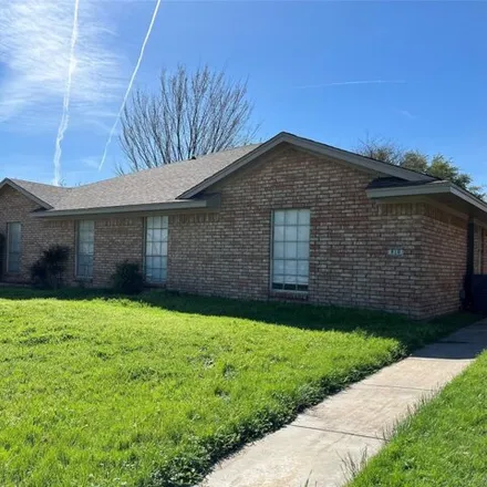 Rent this 3 bed house on 810 Skyline Drive in Duncanville, TX 75116