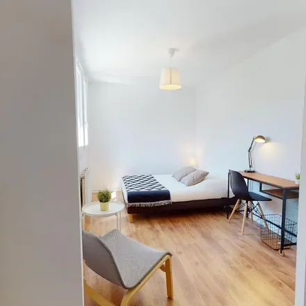 Rent this 4 bed apartment on La Banane in Cours Émile Zola, 69100 Villeurbanne