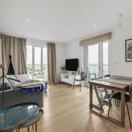 Rent this 2 bed apartment on Mapleton Crescent in London, SW18 4DB
