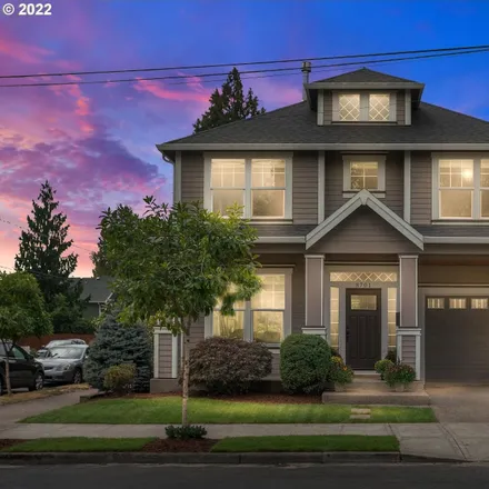 Buy this 3 bed house on 2560 North Hunt Street in Portland, OR 97217