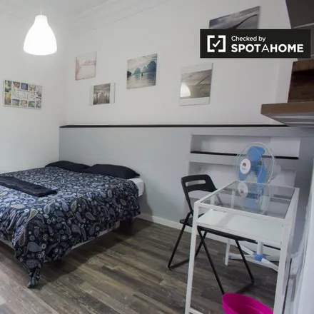 Rent this 3 bed room on Carrer de Peris Brell in 46023 Valencia, Spain