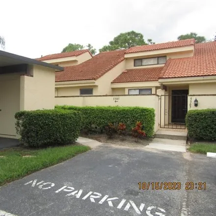 Rent this 3 bed townhouse on 5321 Huntingwood Court in Sarasota County, FL 34235