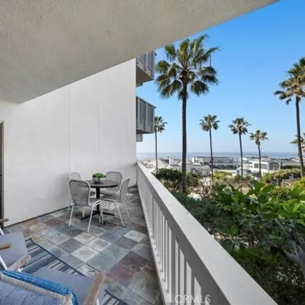 Image 3 - 640 The Village, Redondo Beach, CA 90277, USA - Condo for sale