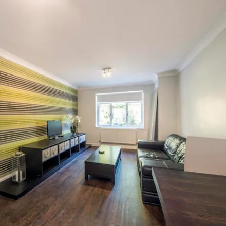 Image 3 - Mercedes Benz, Station Road, Knotty Green, HP9 1QR, United Kingdom - Apartment for sale