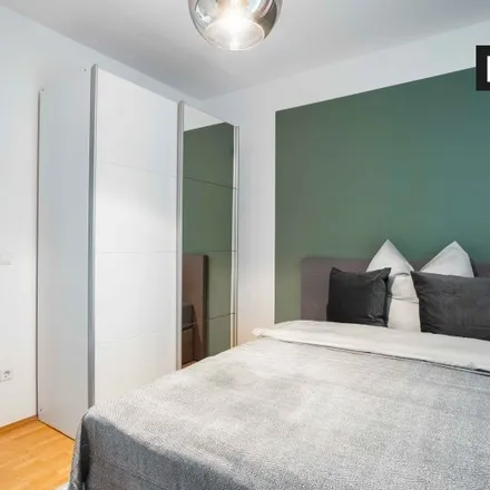 Rent this 3 bed room on Elisabethenschule (Außenstelle) in Holzhausenstraße 98, 60322 Frankfurt