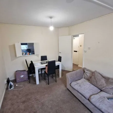 Image 2 - Malcolm Court, Lower Vauxhall, Wolverhampton, WV1 4SS, United Kingdom - Apartment for rent