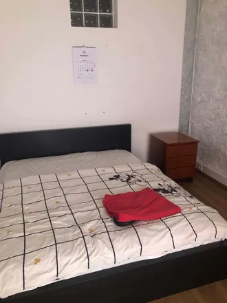 Rent this 5 bed room on Calçada da Palma de Baixo / Estrada das Laranjeiras in Calçada de Palma de Baixo, 1600-177 Lisbon