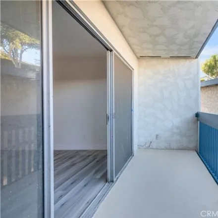 Image 5 - 611 South Prospect Avenue, Clifton, Redondo Beach, CA 90277, USA - Condo for sale