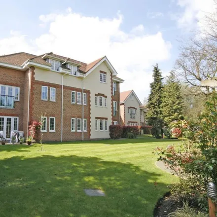 Image 3 - Woodham Place, Sheerwater Road, West Byfleet, KT15 3AE, United Kingdom - Apartment for rent