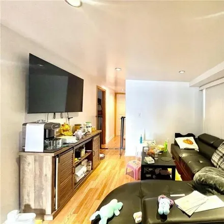 Image 6 - 33 Avenue X, New York, NY 11223, USA - House for sale