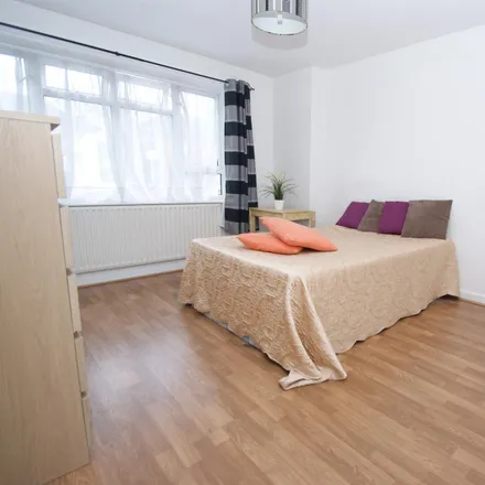 Rent this 5 bed room on First Avenue in London, W3 7JW
