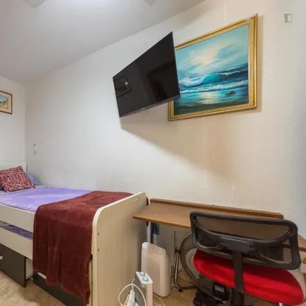 Rent this 4 bed room on Carrer de Llanera de Ranes in 15, 46017 Valencia