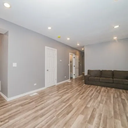 Image 3 - 1646 East 85th Street, Chicago, IL 60617, USA - House for sale