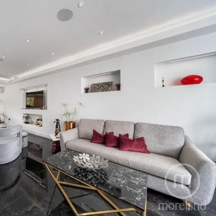Image 3 - Wentworth Road, London, NW11 0RH, United Kingdom - House for sale