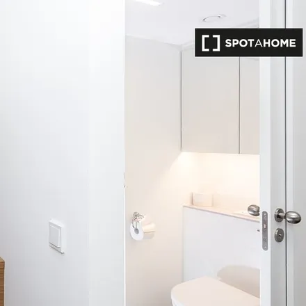 Rent this studio apartment on Hohenstaufengasse 5 in 1010 Vienna, Austria