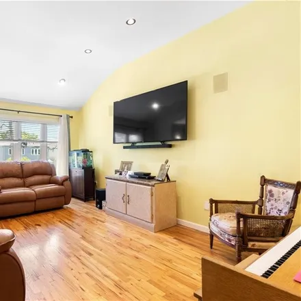 Image 7 - 867 Sinclair Avenue, New York, NY 10309, USA - House for sale