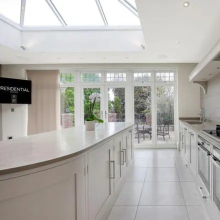 Image 5 - New Forest Lane, Chigwell, IG7 5QN, United Kingdom - House for rent
