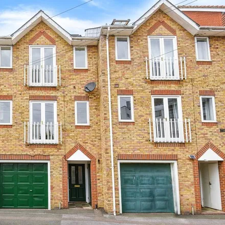 Rent this 5 bed townhouse on South Lane in London, KT1 2NJ
