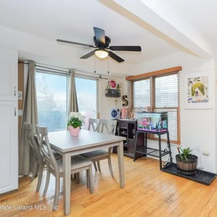 Image 9 - 239 Finley Avenue, New York, NY 10306, USA - Townhouse for sale