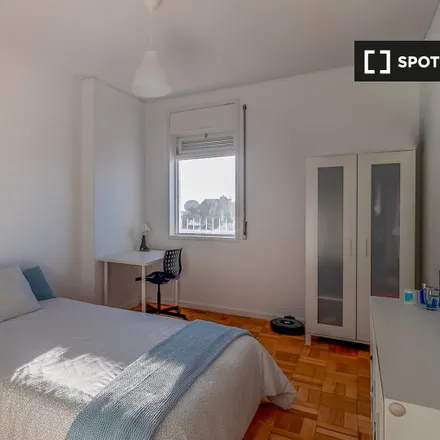 Rent this 7 bed room on Canal 3 in Rua de Moreira de Sá, 4100-173 Porto