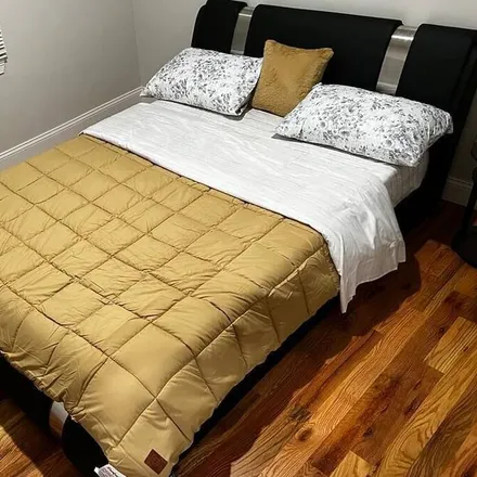 Rent this 3 bed apartment on Elizabeth