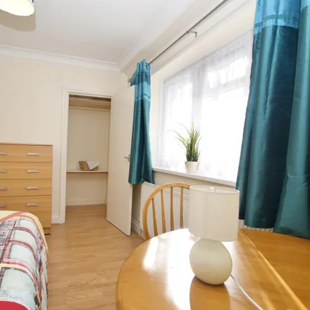 Rent this 5 bed room on 32 Daffodil Street in London, W12 0TG