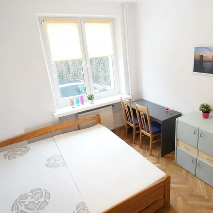 Rent this 4 bed room on Szkoła Podstawowa nr 4 in Aleja Marszałka Józefa Piłsudskiego, 92-332 Łódź