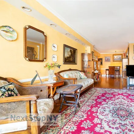 Image 2 - 402 East 72nd Street, New York, NY 10021, USA - Condo for sale