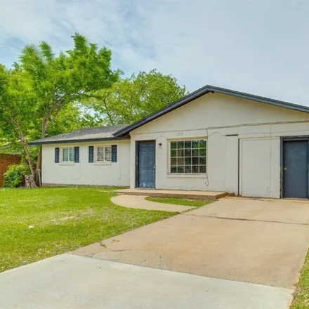 Image 3 - 2577 North Nottingham Way, Moore, OK 73160, USA - House for sale