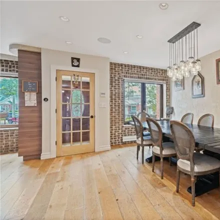 Image 6 - 53-30 61st Street, New York, NY 11378, USA - House for sale